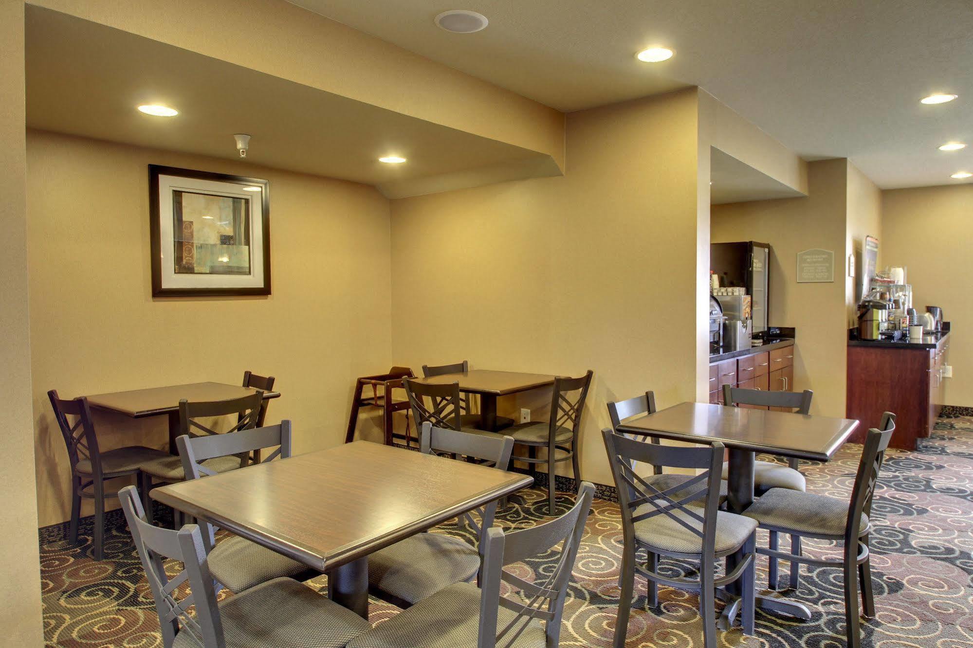 Cobblestone Inn & Suites - Hartington Buitenkant foto